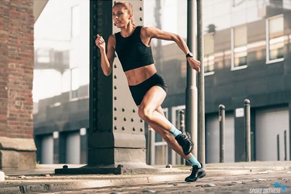 femme courant avec les chaussettes short socks bleu turqoise