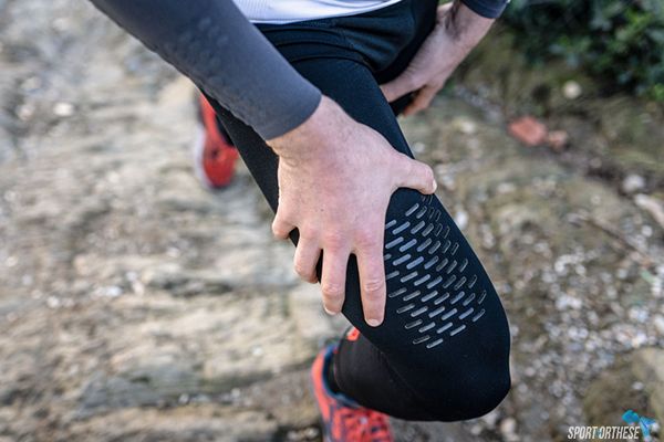 personne portant le pantalon de course à pied