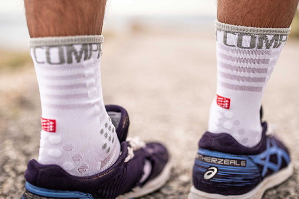 zoom sur les chevilles d'une personne portant les ultralight run high