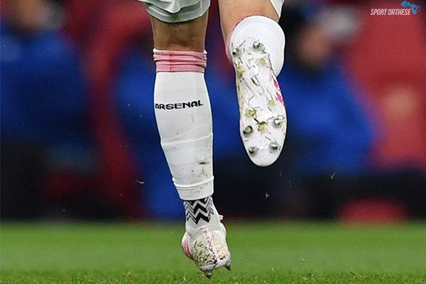 joueur de football courant avec les chaussettes soxpro