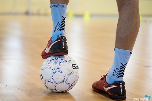 personne jouant au futsall avec des chaussettes soxpro