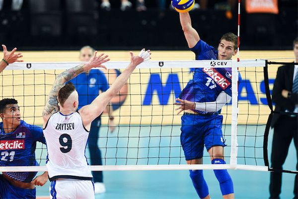 joueur de volley avec le produit 6446
