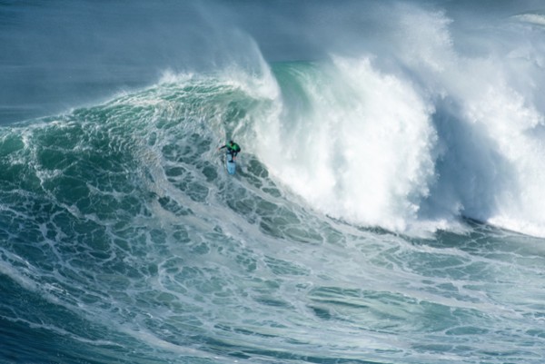 Andrew Cotton : Un Surfeur de Gros, avec une Orthèse de Genou DONJOY!